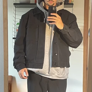 Svart jacka - Svarta jacka köpt på second hand Skulle säga att de är en M i passformen jackan har  Obs! Har sprättat upp axeln inne i jackan för att kunna ta ut axelkuddar men enkelt att bara sy ihop! 