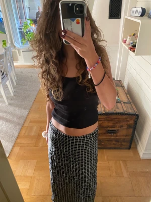 Lågmidjad kjol - Lågmidjad lång kjol i storlek 34🖤🤍