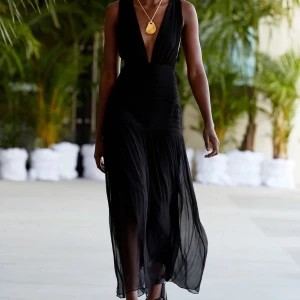 Shona joy - ”Shona Joy lauren dress”  Superfin Lyxig klänning ❤️Riktig James Bond värdig klänning🥂Aldrig använd då jag aldrig fått användning för den och ska flytta och behöver göra av med kläder😢. Prislapp kvar, köpt för 5000kr säljs för 2300kr. Dma för egna bilder🥰🫶🏼