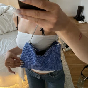 Glittrig väska  - Köpt på marknad och oanvänd av mig 