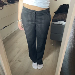 Lågmidjade kostymbyxor - Perfekta lågmidjade kostymbyxor. Sitter perfekt på mig som är 165. Sömmen vid kanten på ena benet har gått upp något (fråga om bild) men det är inget som stör och inget som inte kan fixas. 