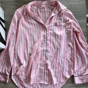 Victorias secret pyjamas  - Pyjamas från Victorias Secret i stl S, superfint skick.