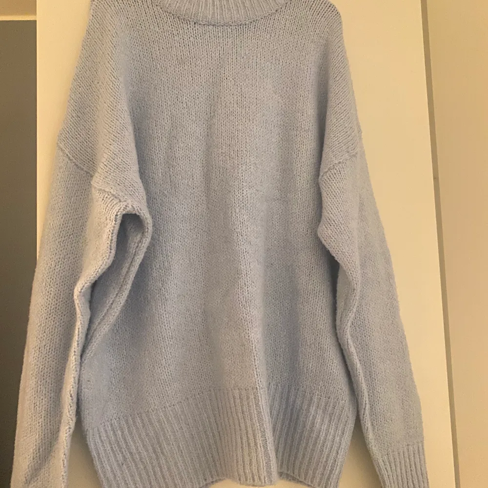 Fin ljusblå stickad tröja från Lager157. Har använt en gång och köptes för lite mer än ett år sedan. Tröjan är inte stickig alls. Jag har vanligtvis storlek S i kläder men tog denna i M och är super cute som lite oversize.. Tröjor & Koftor.
