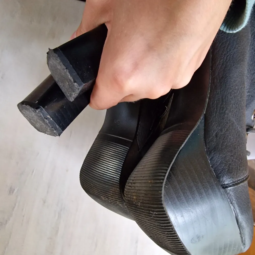 Urbekväma platåklack som har mycket kvar att ge 🐈⬛ Jag går aldrig i klackar längre och jag kunde tom springa i dessa nu när jag testade! Rundad fram vid tån, 12 cm klack, 4 cm platå. Klacken är lite skavd men har myyycket kvar 😊. Kengät.