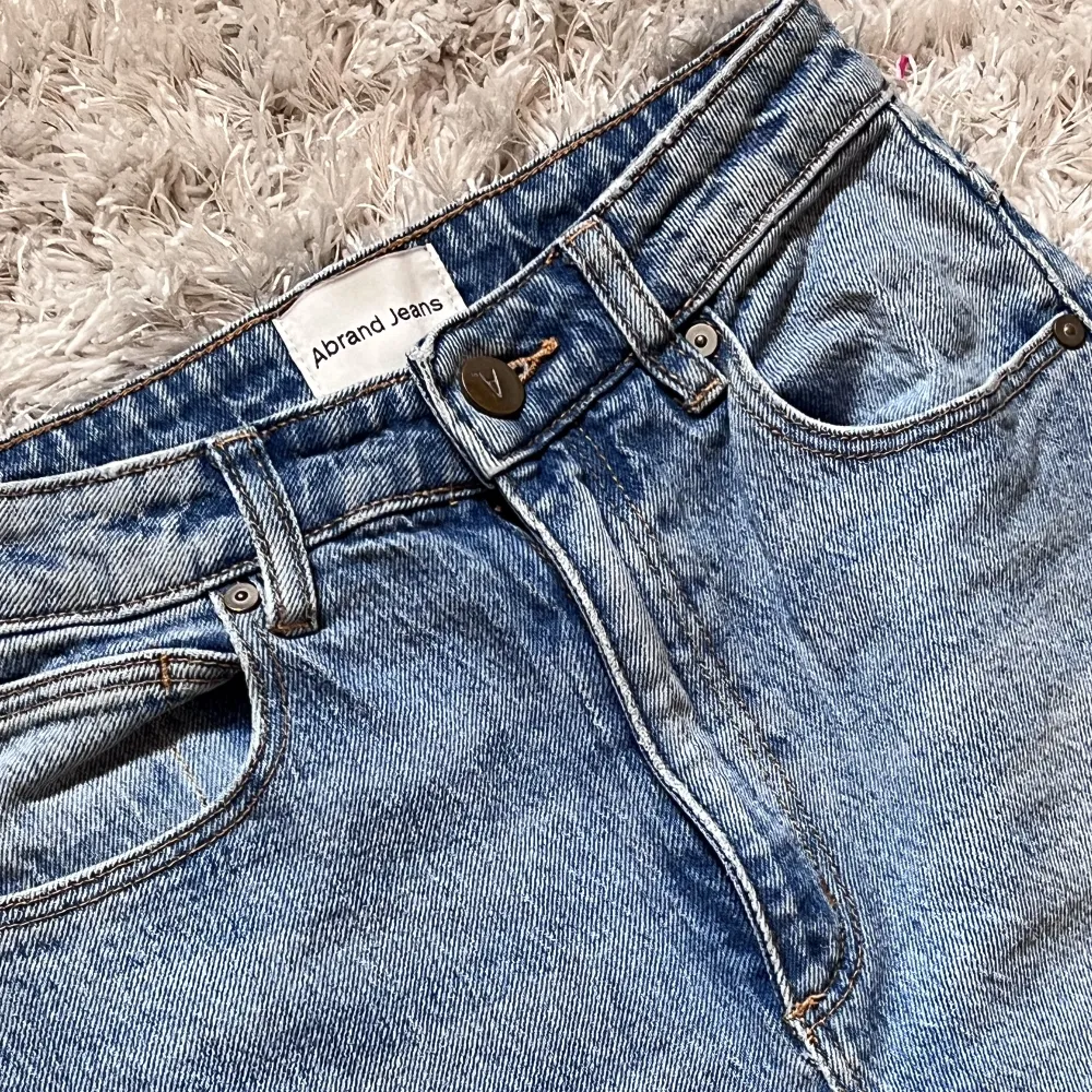 Säljer dessa jättefina högmidjade Abrand Jeans då de tyvärr inte passar längre 💓 Ordinarie pris: 1000 kr Modell: 94 High & Wide . Jeans & Byxor.