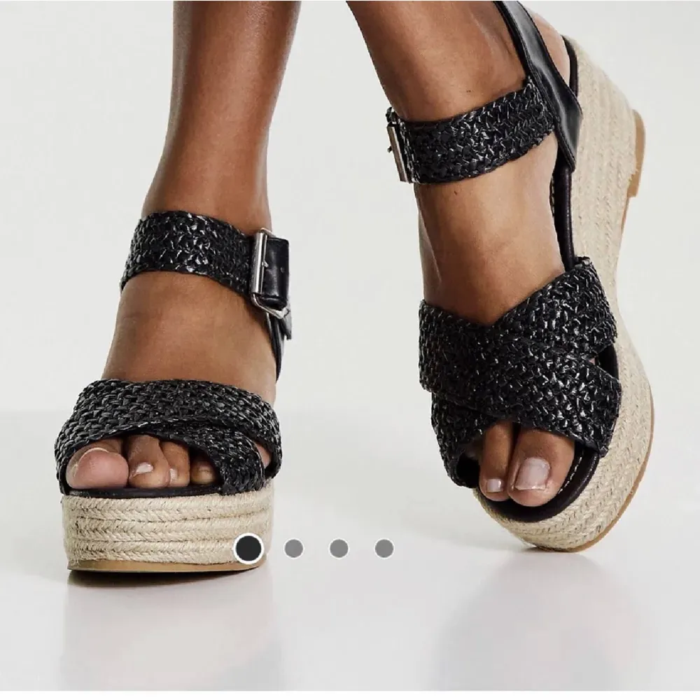 Säljer mina Espadriller från asos då de är för stora & missade att skicka tillbaka dem. Kartong och allt är kvar, aldrig använda. Köparen står för frakt 💕. Skor.