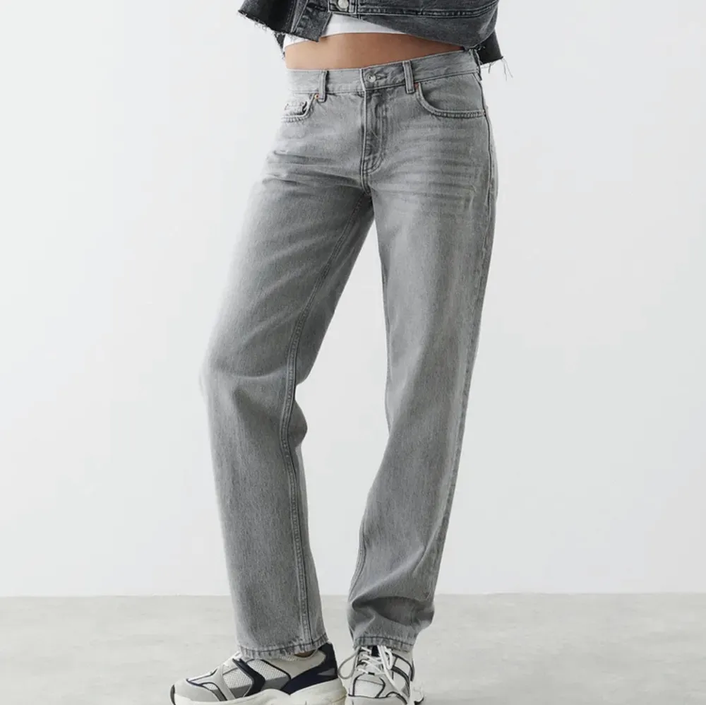 Low straight jeans från gina tricot i en ljus grå färg , säljer dom då dom inte passar mig längre, använda fåtal gånger i fint skick😊 . Jeans & Byxor.