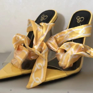 Festskor - Fina klackskor, enbart provade. Minimalt slitage. 10 cm klack. Märke: So Me Shoes. 