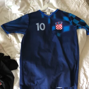 Fotbollströja  - Blå Mordric nmr 10 fotbollströja köpt i croatsien, bra skick, änvänd  1 gång 