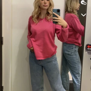 Rosa stickad/virkad tröja - Säljer denna rosa fina tröjan dä den tyvärr inte kommer till användning längre🩷