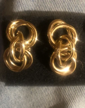 Guld örhängen  - Säljer mina super snygga örhängen  eftersom de inte används❤️ Obs! Inte äkta guld!! ( örhängerna är tyngre en vad man kan tro ) Kontakta mig för mer info och bilder❤️Köpare står för frakt