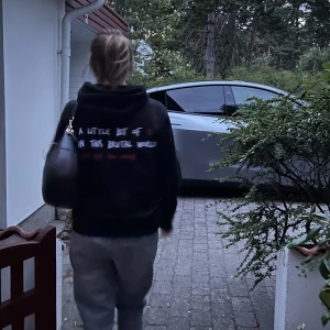 Hoodie  - Så snygg hoodie ifrån Mira Paris, nypris 2000kr.  nyskick I storlek M och tycker den sitter perfekt på mig som vanligtvis har S
