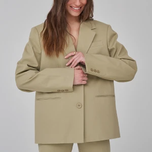 Kavaj Josefine HJ x NAKD - Superfin kavaj från Josefine HJs kollektion med Na-Kd. Neutral grön färg och ett redigt material, skulle absolut kunna användas som jacka med en tröja under senare när det blir kallare. Storlek 36 och passar oversized. Originalpris: 879kr