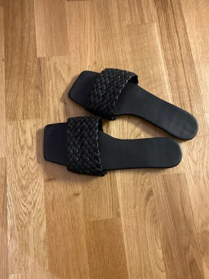 Tofflor  - Köpta i Italien förra året. Väldigt sköna och i bra skick. Knappt använda. Jag är storlek 39 och de passar perfekt även om tofflorna är i 41.