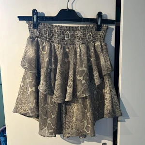 Kjol - Kjol aldrig använd! Strlk 36. Pris går att diskutera