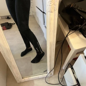 Träningsbyxor - Träningsbyxor med lite reflexer dragkedja ficka bak🌸nyskick!