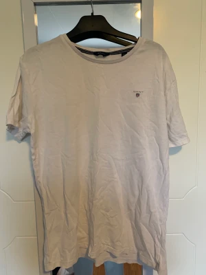 Gant t-shirt - Gant T-shirt  Storlek: 170cm Skick 9/10