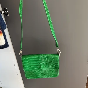 Väska - Superfin väska från hvisk, använd endast ett fåtal gånger💗💗