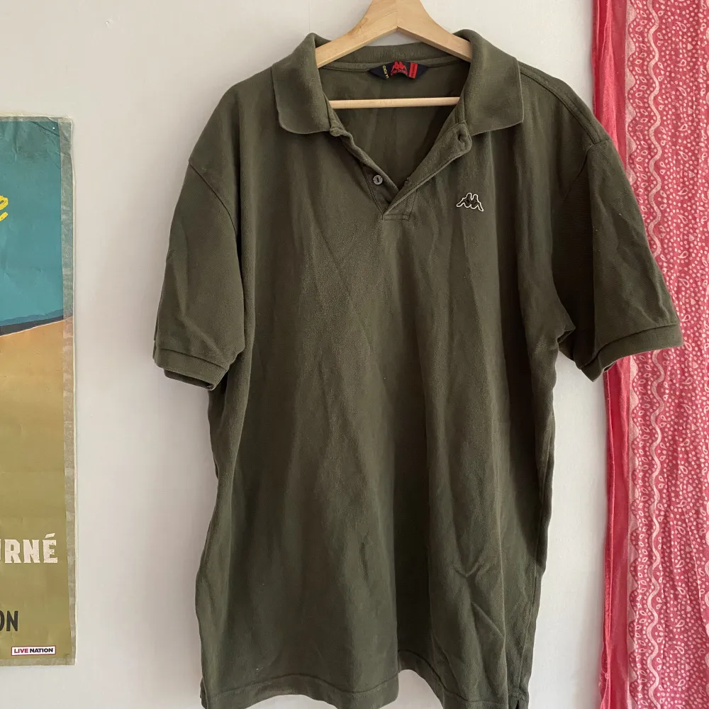 En oversized mörkgrön/oliv pikétröja från Kappa. Köpt secondhand.. T-shirts.