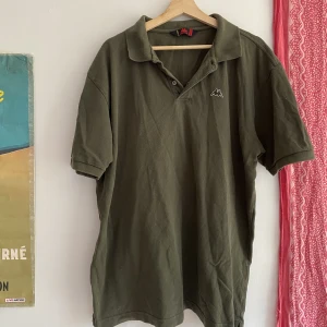 Pikétröja - En oversized mörkgrön/oliv pikétröja från Kappa. Köpt secondhand.
