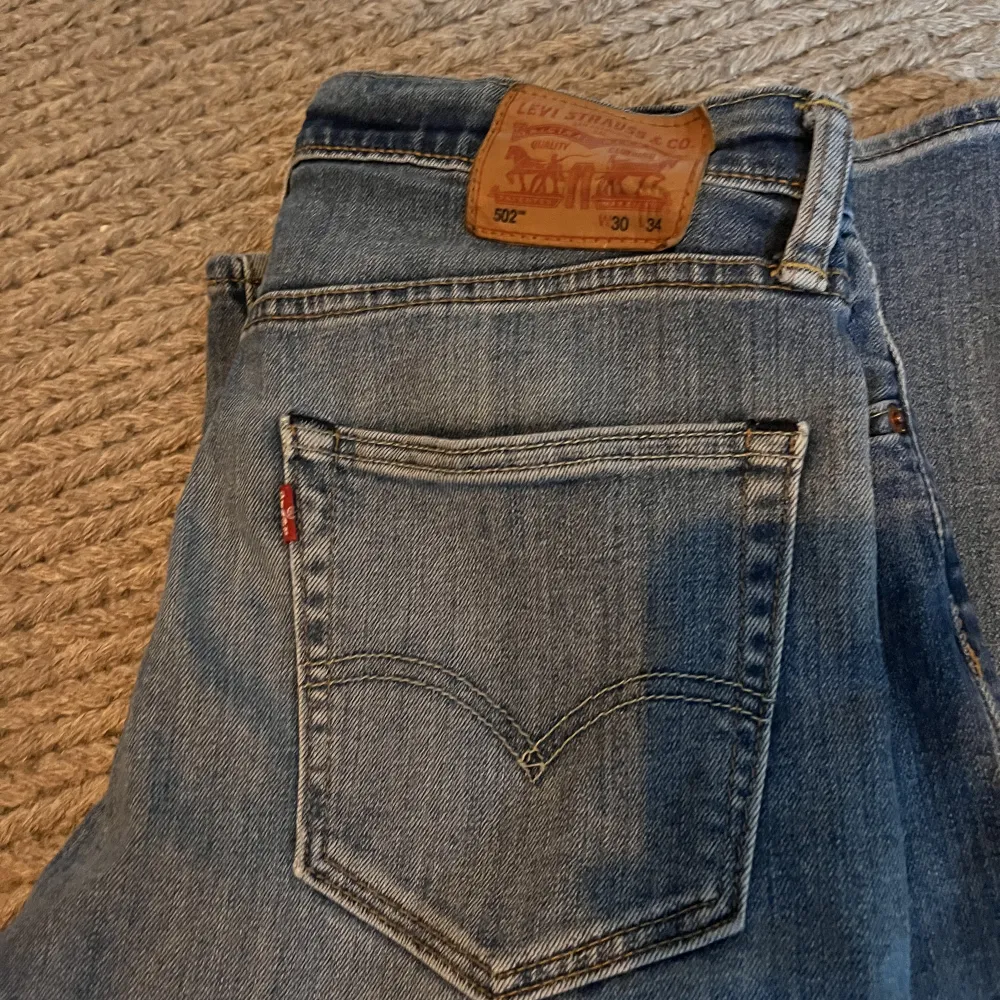 Säljer dessa Levis 502 som har ett mycket bra skick, har inga hål eller liknande. Storlek w30 l34 passar folk mellan 176-184cm. Jeans & Byxor.