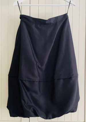 COS kjol - COS svart kjol. Nyskick.