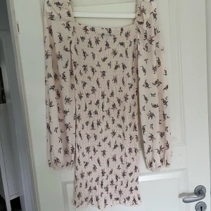 Freja smock dress klänning storlek M från Gina Tricot - Sparsamt använd och i superfint skick 🌸