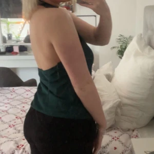 Grön satin topp - Säljer denna gröna satin toppen  som är super fin!! Säljer för 180+frakt 