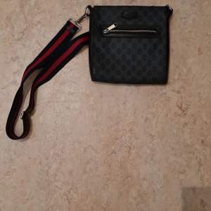 Gucci black messenger bag  One size
