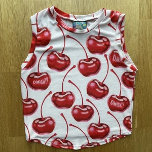 gullig topp 🍒 - superfin topp jag säljer då jag inte riktigt trivdes i den🫶🏻 köpt här på Plick men originellt från märket ”omighty” superbra kvalitet!!