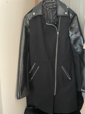 Kappa - Jag säljer en skin kappa från Zara.  Denna jacka har liggt länge sedan i garderoben nu. Då jag endast använde den få gånger när jag köpte den länge sedan i början.  Den passar dessutom  tyvärr ej mig längre.  