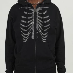 Svart Skelett hoddie  - Hejj! Säljer nu denna svarta skelett zip-up hoddien från emmiol som jag fick i julklapp och aldrig använt. Den är i storlek S❤️❤️den är köpt för 450 kr