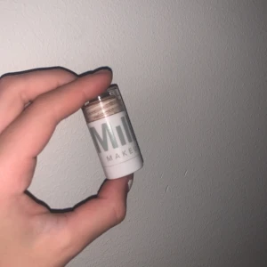 Milk bronzer  - Säljer denna milk bronzer då den inte passar mig. Färgen är baked och är köpt för 279 kr. Startbud 150. Säljer billigare då den är använd 3-5 gånger 