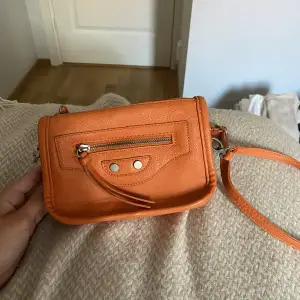 Orange handväska. Köparen står för frakten. 