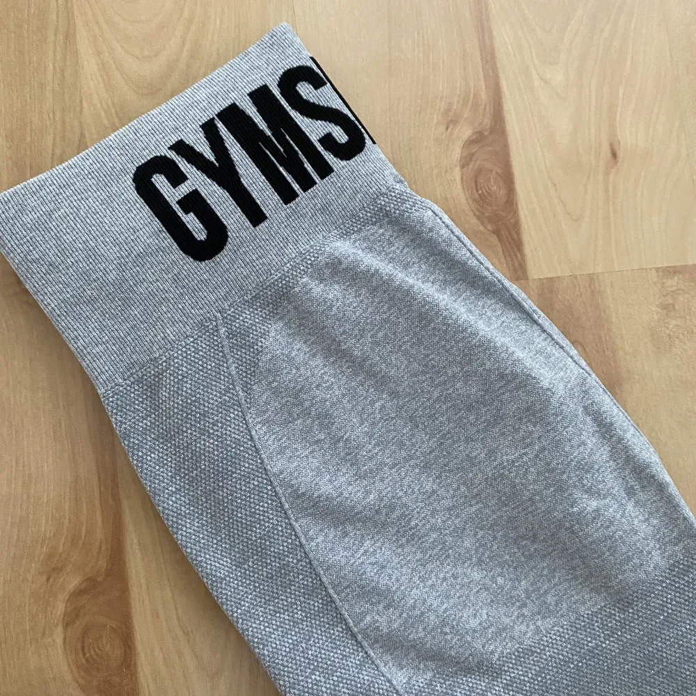 Ljusgrå träningstights från Gymshark! Endast använda 2 ggr, alltså i mycket bra skick😊Storlek M. Jeans & Byxor.