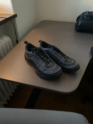 Nike Air Max 97 - Svarta Nike Air Max 97 i använt skick. 