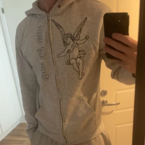 One Of One - Säljer min använda One of One hoodie i storlek M