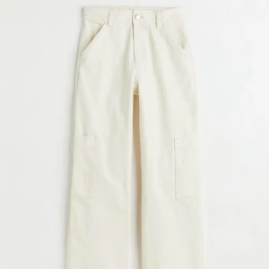 Cargo byxor  - Jag säljer mina cargo byxor från H&M då det var en present och aldrig kommer till användning. Går att styla väldigt lätt och passar med nästan allt. 