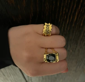 Boom ring - Säljer min fina gulpläterade boom ring från MN. Den är i storlek 14,5 mm så passar mig på lillfingret. Nyligen guldpläterad därmed som ny