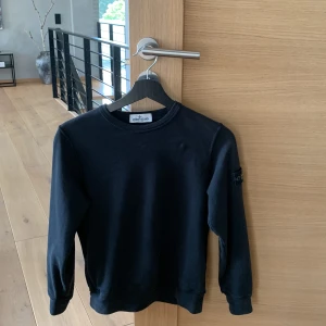 Stone island - Det här är en stone island tröja den har jag köpt får 2 månardsen den är i fint skick ny pris 2500 jag säljer den för endast 1000 kr