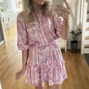 Slutsåld klänning från Zara💗 - Säljer igen pågrund av osäriösa köpare. Jätte fin slutsåld zara klänning. Helt ny med prislapp kvar och aldrig använd! Perfekt nu till sommaren 💗💗🫶🏻 (lånad bild)