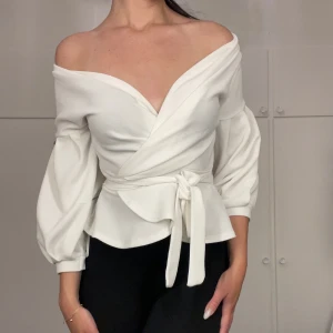 Vit blus - En vit söt blus som kan bäras off shoulder eller vanligt. Den är i storlek 38 och kommer från BOOHOO.