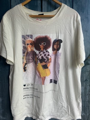 T-shirt.  - T-shirt med barbietryck i nyskick. Väldigt lite använd. 