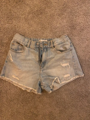 Shorts  - Shorts från zara som tyvärr blivit för små för mig. Dem är i storlek 13-14 år men skulle säga att den sitter som en XS. Dem är i bra skick och inga defekter 