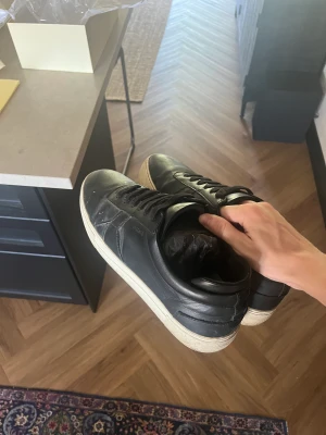 Axel Arigato Skor - Sköna dojjor till sommaren, passar tiol iprencip alla outfits.  Köpt online för cirka 1.5 år sedan.  Pris 💵 går att diskutera i PM, frakt 📦 går att diskutera i PM.  Medföljer: Box, sko-påse, brev, allt innehåll. 