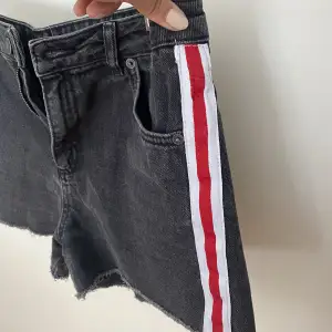 Svarta jeans shorts. Köpta några år sen men endast använda ett par gånger. Fickor både fram och bak. 
