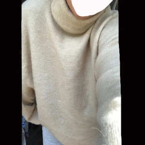 Stickad tröja  - En jättefin stickad tröja som är från zara! Väldigt bra skick, då den bara är använd ett fåtal gånger. Säljer eftersom jag har flera liknande.☺️💓