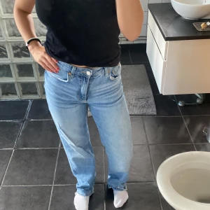 Jeans - Säljer dess raka jeansen i helt okej skick😊