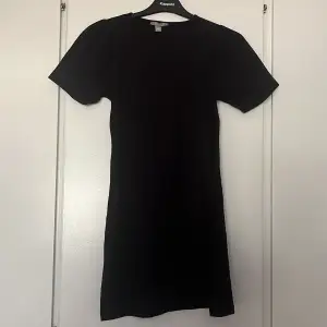 En svart enkel klänning med volang i ärmarna, endast använd 2 gånger 