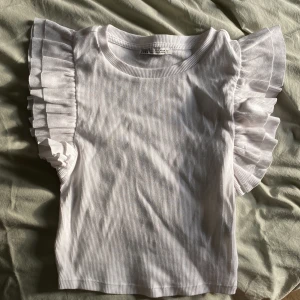 Blus - Fin blus som man kan ha till allting😍säljer för använder inte den. Nyskick inte använd.